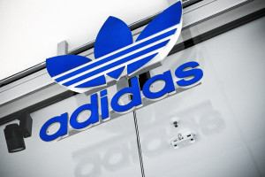 «Συγγνώμη» από την Adidas: Ανακαλεί την απόφαση για μη καταβολή ενοικίων