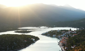Το μικροσκοπικό λιμανάκι χτισμένο μέσα σε ένα ελληνικό «φιόρδ»