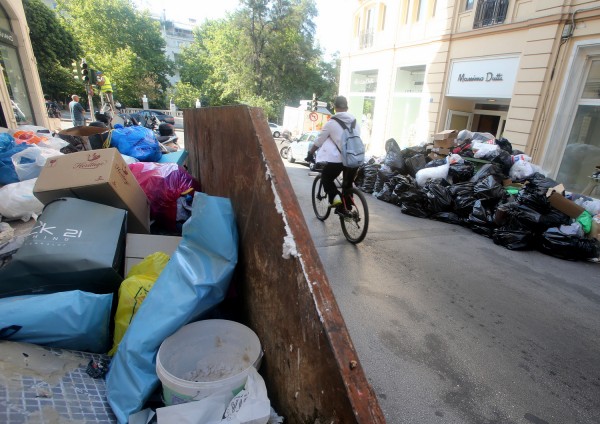"Βουνά" τα σκουπίδια στην Θεσσαλονίκη - Βγαίνουν έντεκα απορριμματοφόρα