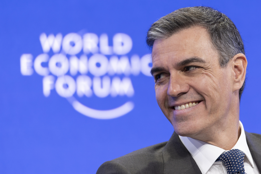 Ο Σάντσεθ παραφράζει το μότο του Τραμπ για να προτείνει αλλαγές στα social media