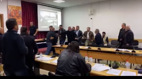 Κρήτη: Έγινε της.. Τουρκίας, ξύλο σε δημοτικό συμβούλιο