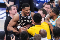 Μπάρκλεϊ στο πλευρό Αντετοκούνμπο: «Αν ήμουν στη θέση του, θα τον είχα γρονθοκοπήσει»