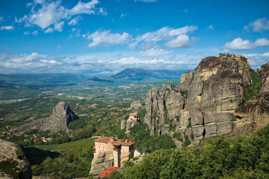 Μετέωρα: Δέος με φωταγωγημένη φάτνη στη σπηλιά που οι ντόπιοι ονομάζουν «Μάτι του Θεού»