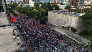 «Επανάσταση των Φλαμίνγκο»: Χιλιάδες στους δρόμους κατά της επένδυσης Κούσνερ - Ιβάνκα στην Αλβανία (Βίντεο)