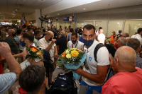 Ολυμπιακοί Αγώνες: Χαμός στο αεροδρόμιο για την Εθνική πόλο - «Δεν περιμέναμε ότι θα μας περιμένουν τόσοι» (βίντεο, εικόνες)