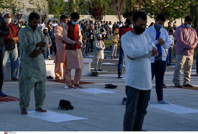 Στο τέμενος στον Βοτανικό γιόρτασαν οι μουσουλμάνοι το τέλος του Ραμαζανιού (εικόνες)