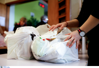 Ξεκίνησε η διανομή τροφίμων του ΤΕΒΑ σε δήμους της Αττικής