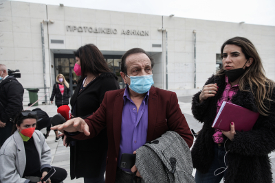 Κούγιας κατά Μπιμπίλα έξω από το δικαστήριο: «Είσαι αμόρφωτος καραγκιόζης» (βίντεο)
