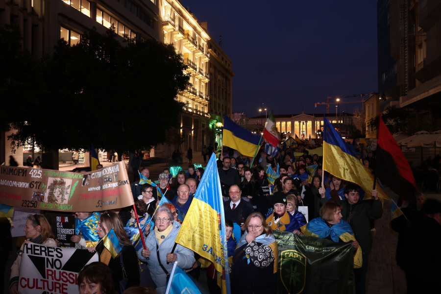 Ουκρανία: Πορεία της ουκρανικής κοινότητας στο Σύνταγμα για τα τέσσερα χρόνια από τη ρωσική εισβολή