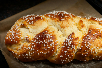 Πασχαλινό τσουρέκι χωρίς μίξερ και ζύμωμα: Η συνταγή της επιτυχίας