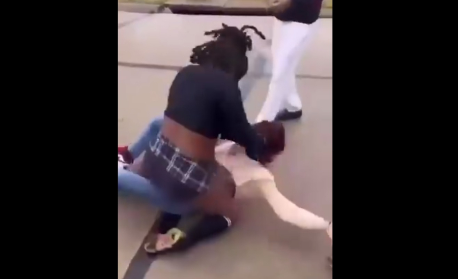 Προσοχή σκληρό βίντεο: 15χρονη χτυπάει με μανία το κεφάλι νεαρής στο τσιμέντο