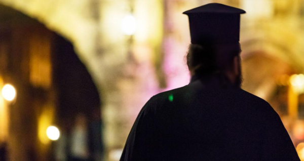 Απάτη άνω του 1,3 εκατ. ευρώ έστησαν ιερέας και καθηρημένος παπά