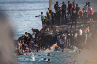 Πάνω από 13.000 μετανάστες παραμένουν στη Θέουτα - Στους 2.100 οι ανήλικοι