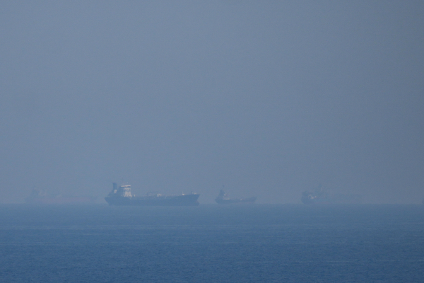 «Σκοτεινά» πλοία και «σκιώδεις στόλοι» - Τι περνά από τα «κλειστά» Στενά του Ορμούζ