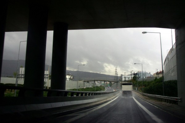 Ένας 16χρονος έπεσε, από γέφυρα της Αττικής οδού και σκοτώθηκε