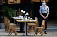 «Κληρώνει» για μάσκες σε εσωτερικούς χώρους, που παραμένουν, τι θα γίνει με την τέταρτη δόση