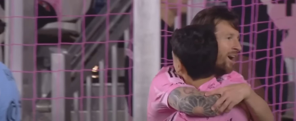 Ο Μέσι «άρπαξε» αντίπαλο από τον σβέρκο: Εκτός εαυτού, τα… έψαλλε στον διαιτητή!