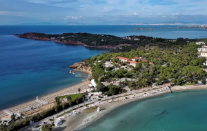 Αυτή είναι η πιο δημοφιλής παραλία της Αττικής