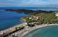 Αυτή είναι η πιο δημοφιλής παραλία της Αττικής