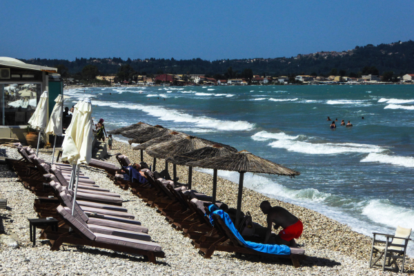 Ο καιρός τον Δεκαπενταύγουστο: Πτώση θερμοκρασίας και έως 9 μποφόρ - Πού αναμένονται καταιγίδες