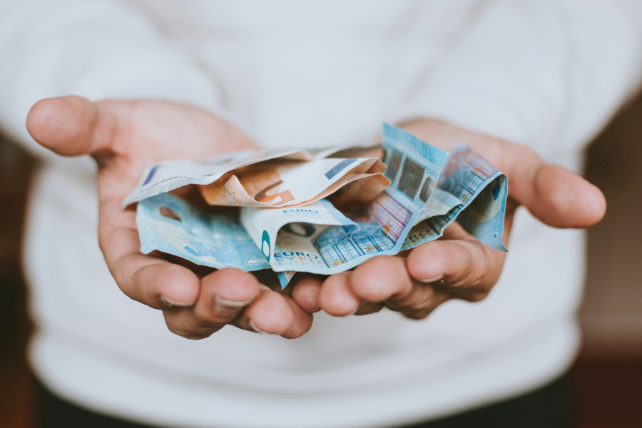 Κατώτατος μισθός: Συνεχίζεται ο διάλογος ΥΠΕΚΑ με τα κόμματα