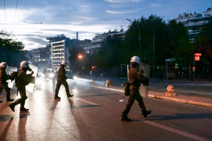 Ένταση στην Ευελπίδων μετά την προφυλάκιση Ρωμανού (βίντεο)