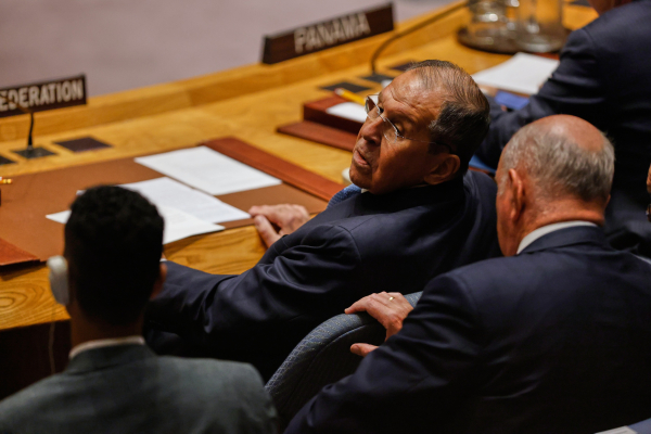 Λαβρόφ: Η Ρωσία έτοιμη για ειρηνευτικές συνομιλίες, αλλά χωρίς κατάπαυση πυρός