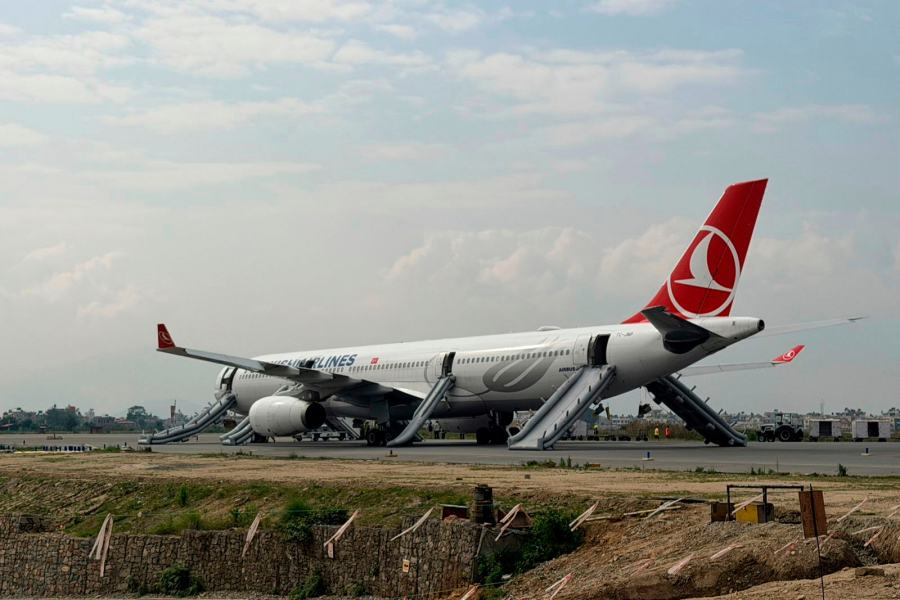 Φωτιά σε αεροσκάφος της Turkish Airlines - Σώοι οι σχεδόν 300 επιβαίνοντες (Βίντεο)
