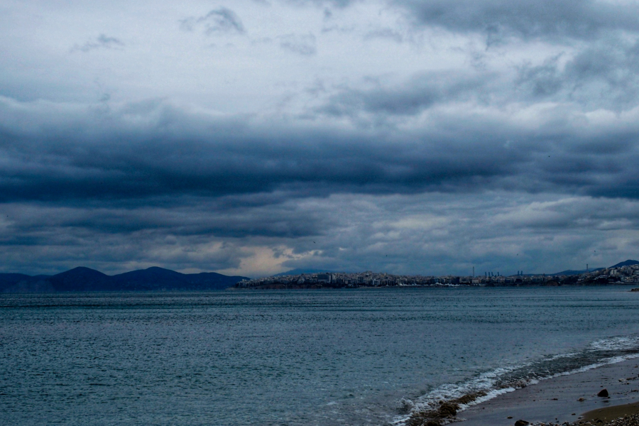 Απαγόρευση κολύμβησης σε 13 περιοχές της Αττικής: Τα σημεία σε Έδεμ Φαλήρου, ακτή Σουνίου και Μικρολίμανο