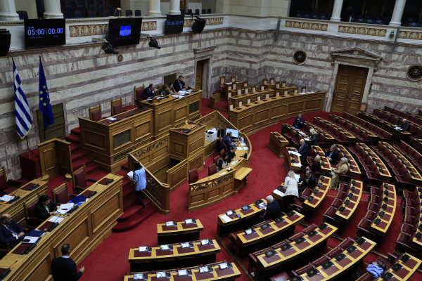 Στη Βουλή η αποπομπή Γκίλφοϊλ: «Βολές» της αντιπολίτευσης κατά της κυβέρνησης