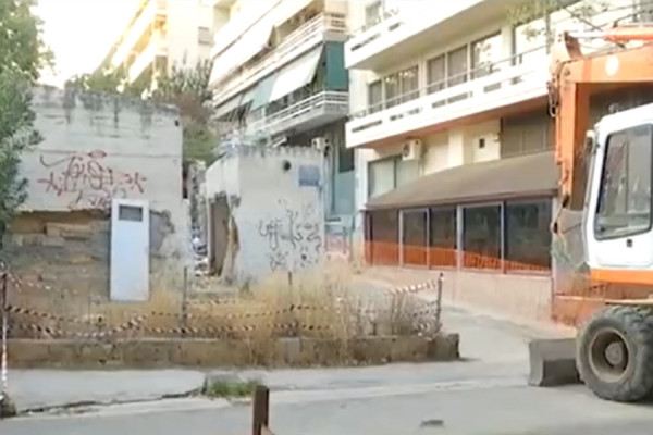 Κατεδαφίζονται τα επικίνδυνα κτίρια στην Αθήνα μετά τον σεισμό της 19ης Ιουλίου (vid)