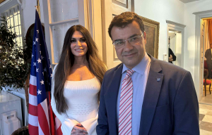 Στην Ύδρα η Κίμπερλι Γκιλφόιλ: Τιμήθηκε με μετάλλιο του Δήμου