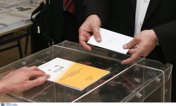 Τάσεις MRB: Κλείνει η «ψαλίδα» ΝΔ - ΣΥΡΙΖΑ, η ακρίβεια «ροκανίζει» τα κυβερνητικά ποσοστά