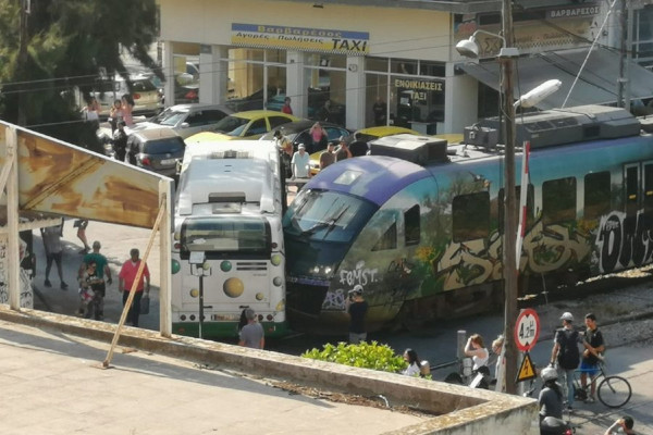 Λιοσίων: Προαστιακός συγκρούστηκε με λεωφορείο (pic)