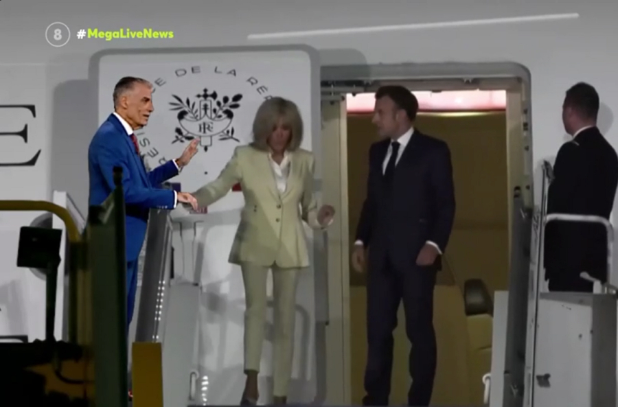 Ο Νίκος Ευαγγελάτος αυτοτρολάρεται - Η «χειραψία» του με την Μπριζίτ, μετά το «χαστούκι» στον Μακρόν (Βίντεο)