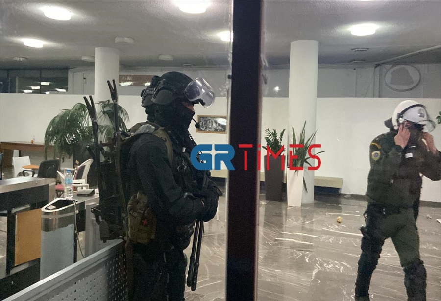 Τα ΜΑΤ μπαίνουν στο Αριστοτέλειο που τελεί υπό κατάληψη