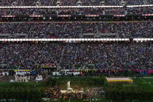 Super Bowl: Πώς στήθηκε το show του Bad Bunny σε 7 μόλις λεπτά (βίντεο)