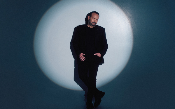 Ο Κώστας Μακεδόνας στο Dnews: «Η ζωή μας είναι γεμάτη από ασκήσεις ισορροπίας»