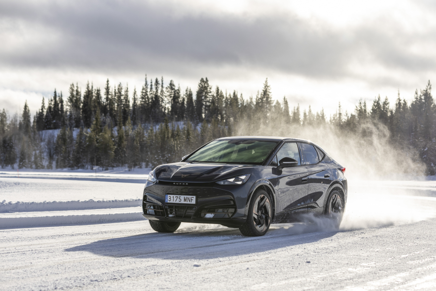 Ο Lucas di Grassi προκαλεί με το CUPRA Tavascan τις ακραίες συνθήκες της Lapland