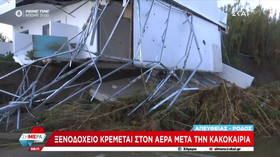 Απίστευτες εικόνες καταστροφής στο Φαληράκι: Ξενοδοχείο... κρέμεται πάνω από ρέμα