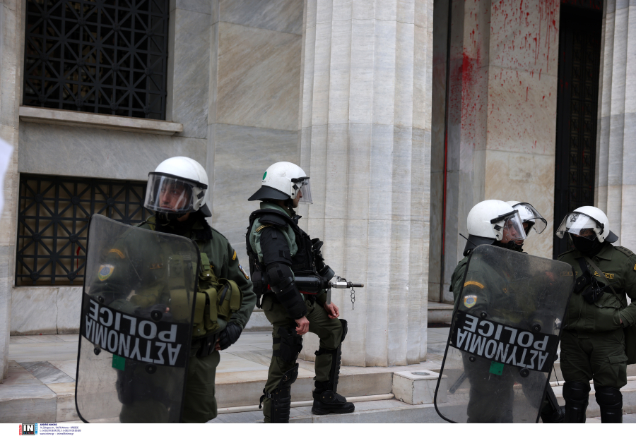 Σοβαρή καταγγελία για αστυνομική βία: Γνωστός φωτορεπόρτερ έχασε την ακοή του στο 55% μετά από χειροβομβίδα