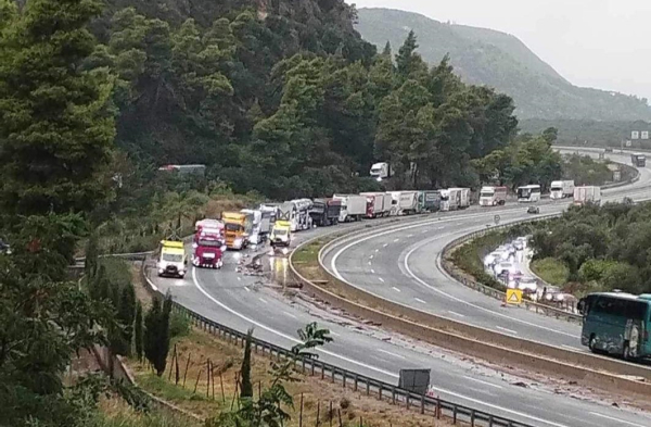 Κλειστό το ρεύμα προς Ελευσίνα στη Εθνική Οδό Πατρών - Αθηνών: Ακινητοποιημένα οχήματα λόγω της κακοκαιρίας Elias