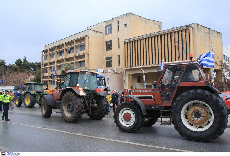 Λάρισα: Οι αγρότες «ζεσταίνουν τις μηχανές» των τρακτέρ τους για κινητοποιήσεις