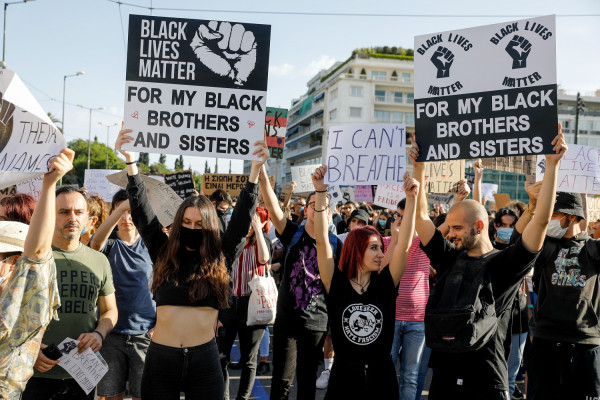 'Eκτακτο: Επεισόδια στην Ακαδημίας σε διαμαρτυρία για τον George Floyd