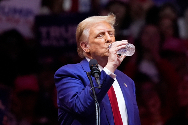 Τραμπ: Τέλος τα χάρτινα καλαμάκια, επιστροφή στα πλαστικά