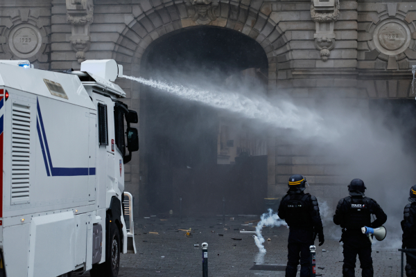 Γαλλία: Ένταση και επεισόδια στο Παρίσι - Τουλάχιστον 110.000 διαδηλωτές έδωσαν το παρών στις κινητοποιήσεις (Βίντεο)
