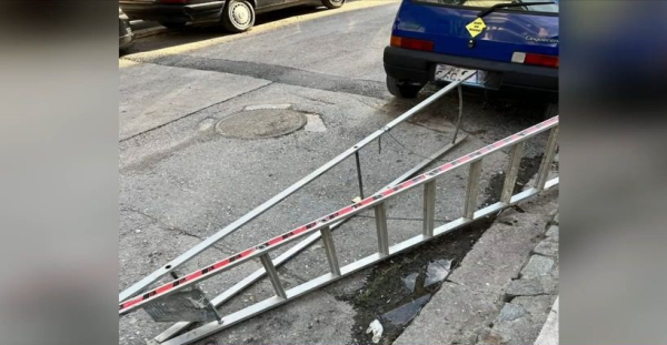 «Σίγουρο» πάρκινγκ έξω από το σπίτι του βρήκε Θεσσαλονικιός, βάζει σκάλα με κλειδαριά στο δρόμο