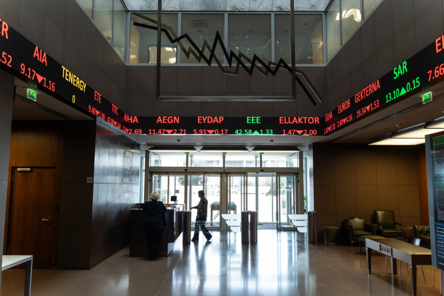Athens Stock Exchange Closes Above 2,000 Points, Reaches 15-Year High