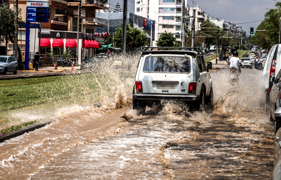 Κακοκαιρία στην Αττική: Πλημμύρες και διακοπές ρεύματος στην παραλιακή (βίντεο)
