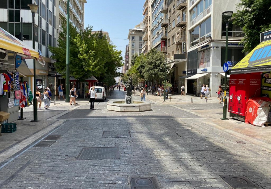 Ο καύσωνας ερήμωσε την Αθήνα, εικόνες που θυμίζουν lockdown